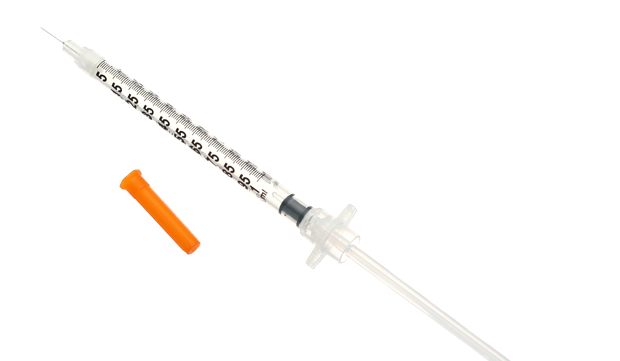 How to properly use an insulin syringe to inject insulin?